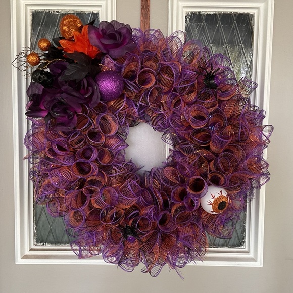 HALLOWEEN WREATH WITH PURPLE AND ORANGE ADORNED WITH FLOWERS AND SKULL HAND MADE - Picture 1 of 3